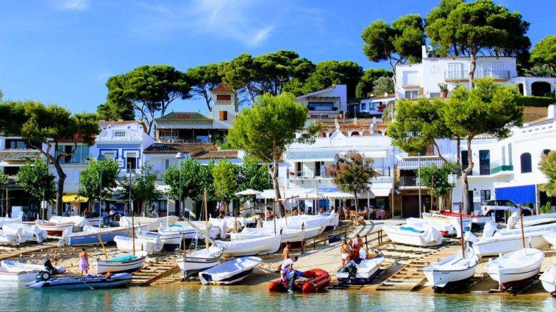descubre-el-centro-de-roses-una-joya-de-costa-brava