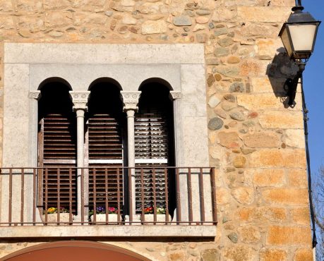f02bordils-palu-gotic-fortificat-finestral-estil-gotic-anys-80-can-xapa-22-2-14-1175x780